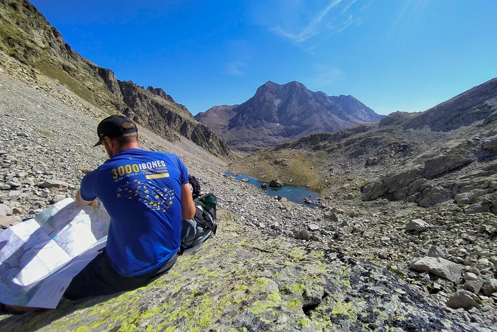 Montañero haciendo el trekking en Pirineos 3000 ibones