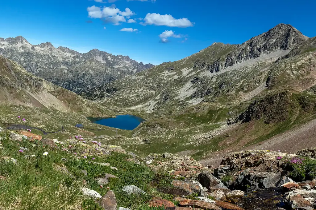 Paisaje de montaña con ibón en la ruta Sarrio